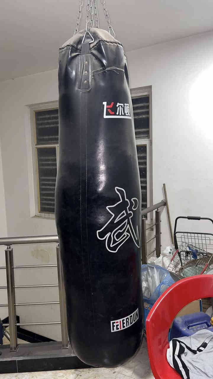 كيس ملاكمة للبيع بي زرف صغير اثر ضربة الحشوة بلاستك جلد طبيعي السعر ٧٥. الف الحجم الكبير الطول مترتين *********** بغداد صليخ
