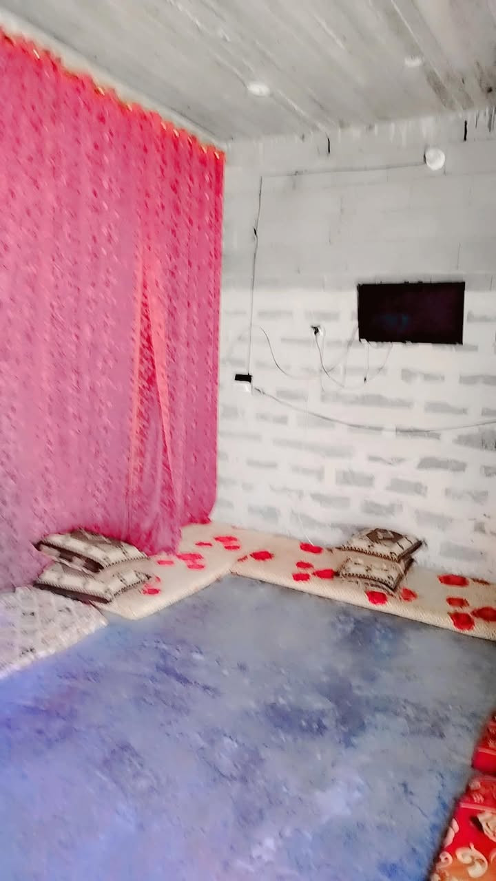 السلام عليكم دار للبيع حي المختار مبني ببلوك غرفتين صاله وحمام نفس اللي بالتصوير مكعب البيت كله مساحه 170 ميه وكهرباء ومجاري السعر 28 وبي مجال ***********. ***********
