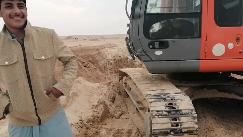 السلام عليكم حفاره موديل 2005مضخه ومحرك مفتوحات رقم واصط زنجيل 90بل 100حداديته كله جديده 3شدات سعره وبيه مجال لشراي ***********بيه واتساب بس
