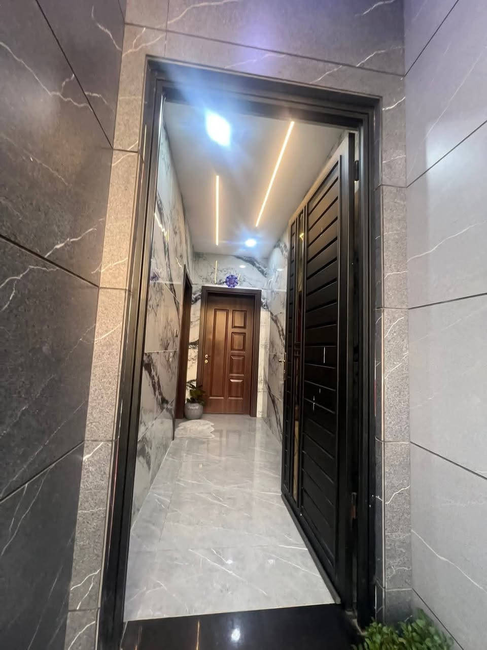 الدار البيع
في التعليم الاولى - #سند_طابو 

قرب جامع ولاء العزم

المساحة ١٥٠ متر - الواجهة ٦ 

مطبخ حار وبارد 

الطابق الاول - استقبال وهول داخلي وخدمات وغرفة نوم 

الطابق الثاني - ثلاثة غرف نوم وهول وخدمات وبيتونه 

الدار #حديث بتصاميم حديثة وبناء ممتاز 

سعر الدار  ( 173 ) مليون     بي مجال 

***********
