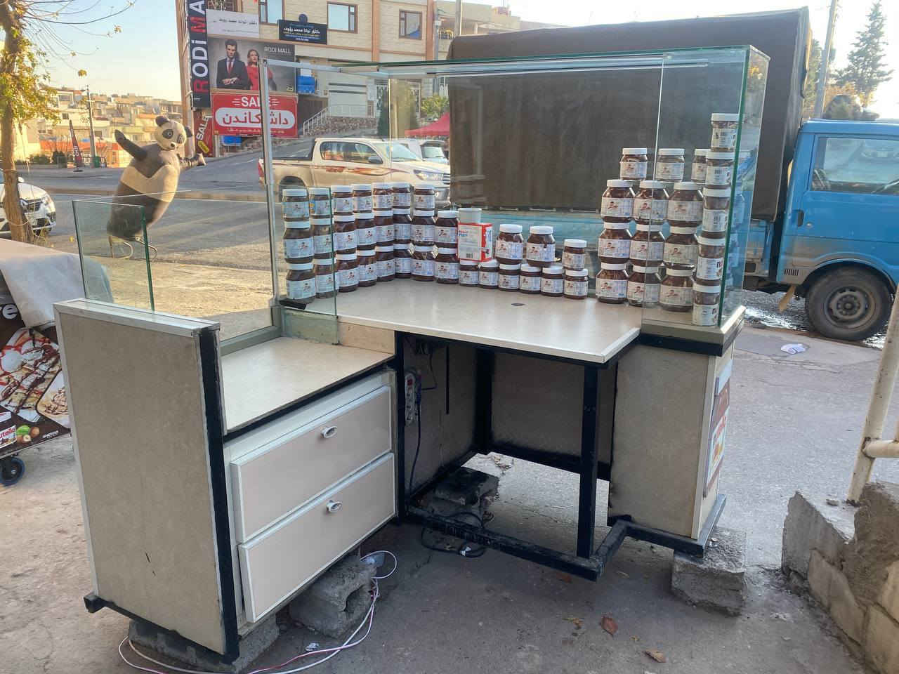 ئەم مێزی کریپە بۆ فرۆشتن
هەموو بە کاشی و شوشەی سکۆریت دروستکراوە و شتێکی دەرەجە یەکە
قیاس لە وێنەکەدا هەیە
*********** السليمانية, العراق
