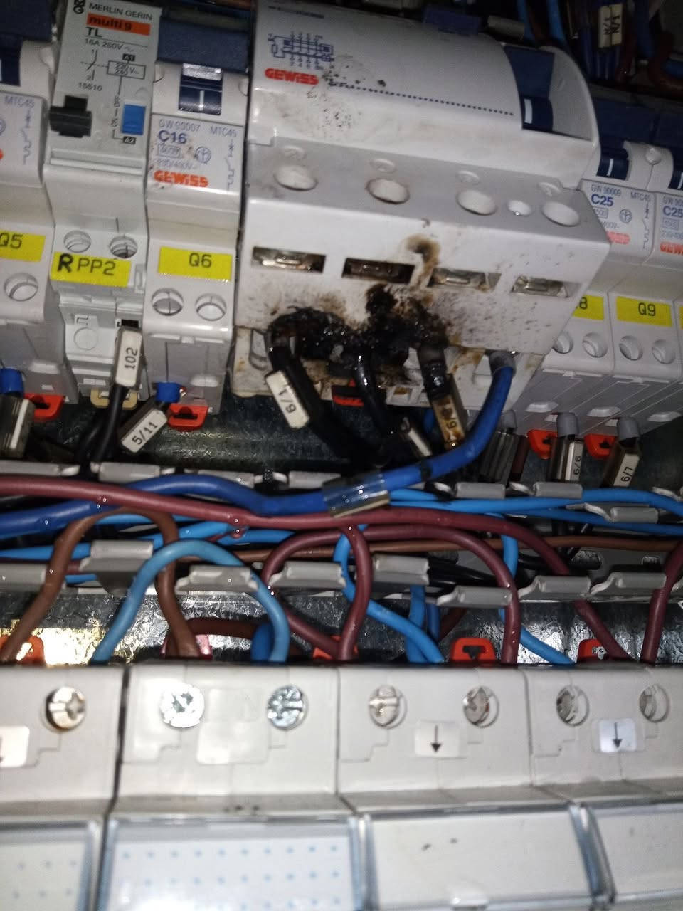 اللهم صلي على محمد وآل محمد 🌸
#عربي
مشاكل وأسباب الكهرباء في "التأسيس والبوردات كهربائية"

#المشكلة_الثانية_في_البوردات_كهربائية
1)مشاكل بورد الساعة.
2)مشاكل وعيوب بورد السيركت.
3)تعطل واحتراق غطاس المياه.
4)مشاكل بوردات الكنترول.

#مشاكل_بورد_الساعة
بورد الساعة هي الخطوة الأولى لدخول الكهرباء إلى المنزل، لذا يجب أن يتم تركيب من قبل موظفي دائرة الكهرباء أو فني كهربائي مختص، لضمان ربط (Input) و (Output) وخطوط الحار (Live) والبارد (Neutral) في أماكنها الصحيحة.

بعد التأكد من ربط ساعة كهرباء، يجب إدخال الكهرباء من مخرج ساعة إلى قاطع دورة (MCB) بسعة تزيد عن 64 أمبير، ومن ثم تمر عبر "كونتاكتور" أو "جهاز تحويل" (Changeover) إلى داخل المنزل.

لسلامة هذه بورد يجب أولاً منع وصول المياه إليها وتجنب تعرضها لأشعة الشمس المباشرة باستمرار، وإلا سيؤدي ذلك بمرور الوقت إلى تلف القطع الكهربائية داخل بورد.

قياس الأسلاك للمسافة بين بورد الساعة والبورد سيركت، يفضل استخدام سلك 4 ملم لمنزل بمساحة 100م، وسلك 6 ملم لمنزل بمساحة 200م.

#مشاكل_وعيوب_بورد_السيركت
تتكون لوحة القواطع من قاطع رئيسي (MCB) سواء كان أحادي (Single Phase) أو ثلاثي (3 Phase)، مع عدة قواطع فرعية، حيث تزداد أو تقل أعدادها حسب حجم المكان.

أسباب والمشاكل هذه بورد عدم إحكام ربط الأسلاك (الحار والبارد) داخل اللوحة، عدم إعطاء كل جهاز حقّه من "الأمبيرية" خط السبلت يجب أن يكون منفرداً بسلك 4 ملم وقاطع 32 أمبير. خط السخان (البويلر) يجب أن يكون منفرداً أيضاً. يفضل أن تكون إضاءة كل غرفة على خط خاص وقاطع 16 أمبير. خط سويجات يكون خاصاً وقاطعه 25 أمبير.

#تعطل_واحتراق_غطاس_المياه
الغطاس هو محرك يستخدم لآبار المياه، ويوجد منه نوعان: (Single Phase) و (3 Phase). المشكلة الرئيسية لهذا المحرك هي دخول الأطيان والرواسب إلى داخله، مما يمنع المحرك من الدوران رغم وصول الكهرباء إليه، وهذا يؤدي إلى احتراقه.

الحل طريقة التقليدية هي إخراج الغطاس وتنظيفه، وهي عملية صعبة للآبار التي يزيد عمقها عن 60 متراً.

الحل الأفضل حماية الغطاس عبر "لوحة تحكم" (Control Board) مصممة كالتالي. استخدام (2 كونتاكتور)، (أوفرلود)، (فيس فيلر)، مع مفاتيح تشغيل وإيقاف (NC, NO)، وقاطع (MCB) بأمبيرية أعلى من أمبيرية الغطاس.

لماذا نستخدم 2 كونتاكتور؟ لتدوير المحرك باتجاه اليمين واليسار (عكس الاتجاه)، وبهذه الطريقة يتم تنظيف الغطاس ذاتياً دون الحاجة لإخراجه.
هذه الطريقة تصلح للنوعين، حيث يمكن تحويل الغطاس سنگل (Single Phase) إلى ثري فيز (3 Phase) عبر "المكثف" (Capacitor).

#مشاكل_بوردات_الكنترول
اللوحات الكهربائية هي الجزء الأهم الذي يحمل مسؤولية النظام والتأسيس بالكامل، ومن أنواعها: (ATS, Classic Control, Soft Starter, AC Drive, PLC).
كل نوع منها هو وسيلة للتحكم وإعطاء الأوامر للأجزاء الكهربائية. ما يهمنا هنا هو مشاكلها وعلاجها؛ فالحرائق أو احتراق القطع أو سوء تصميم اللوحة يؤدي إلى تدمير الأجهزة المرتبطة بها.

أحياناً، قطعة كهربائية رديئة الجودة أو مصممة بشكل خاطئ قد تسبب حريقاً يؤدي لخسارة تقدر بـ (3 دفاتر دولارات - أي 30 ألف دولار). في بعض المصانع، قد يملكون جهازاً بقيمة 50 ألف دولار، لكنهم لا يستعدون لصرف 1000 دولار على لوحة تحكم جيدة!

الخلاصة، اختيار لوحة الكهرباء وتصميمها أهم بكثير من الجهاز الذي تريد التحكم به، ويجب توفير كافة قطع الحماية داخل التصميم لضمان السلامة، مثل.
‏#Phase_Failure
‏#Overload
‏#RCBO
‏#Thermostat
‏#Thermal_Relay
‏#Emergency_Button
‏#Heat_Aerosol_Fire

#كتابة_أسطة_ابراهيم_زنگنة - ***********

#كركوك #اربيل #سليمانية
