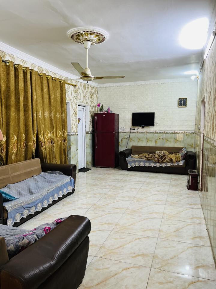 بيت للبيع مساحة 130 متر طابو زراعي الموقع السواجي شارع ابو ايمن خدمات كامله يحتوي استقبال غرفه نوم مطبخ صاله حمام داخلي وخارجي ومطبخ بارد و2 ممرات الرقم *********** السعر 28 وبي مجال
