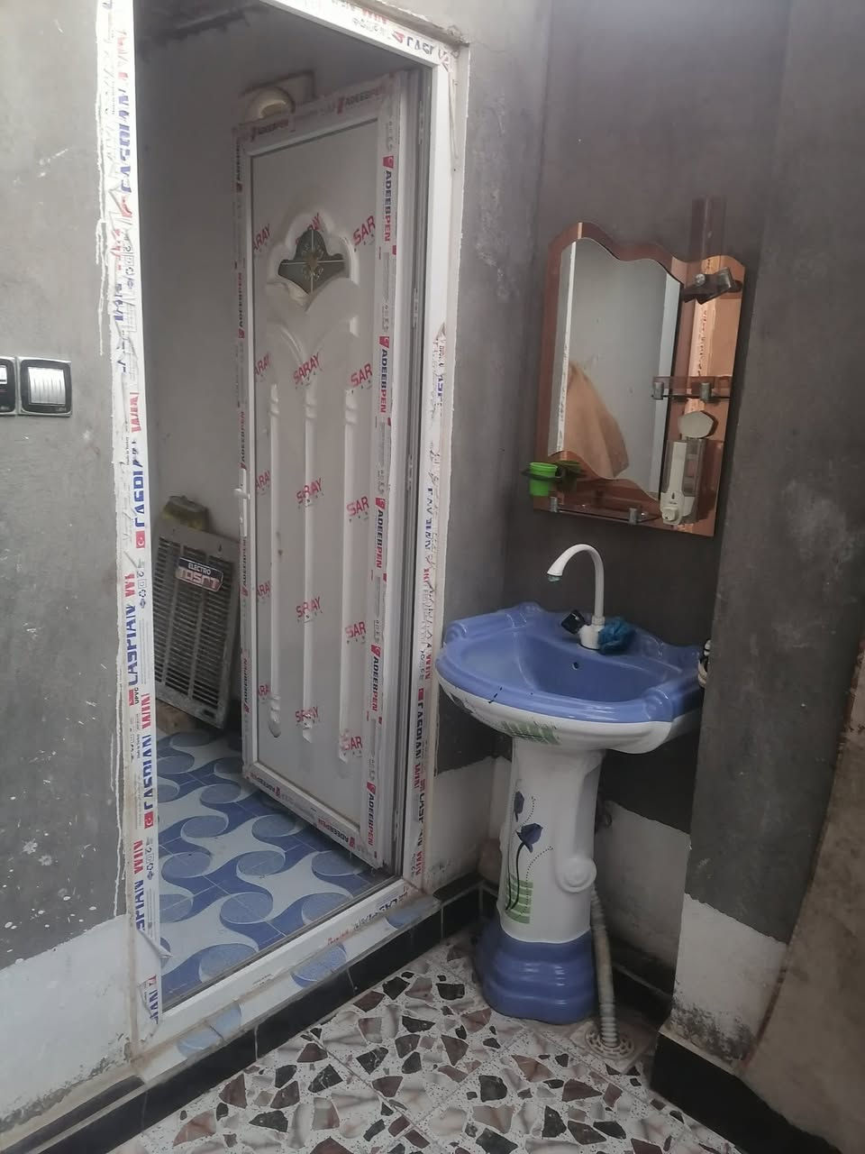 بلديه عندي 100 متر بنيان جديد الصقف  صبه كونكريت كاشي وسراميك تشاريف شغل كلش حلو غرفه صاله مطبخ استقبال تخاريج داخليه وخارجيه مجاري للشارع كهرباء دفن منضومه مال كامرات دفن // البنيان بلوك والتشاريف طابوك تشاريفه ملبوخه وجه وگف الطارمه وياهه كله لبخ ناعم سقل واصل للتقيم  // السعر 36 وبي مجال بصيط // المطبخ سراميك للصقف //( العنوان عسكري شارع السبيس فرع 10 قريب للشارع بگفه التجاري مباشر 
***********
