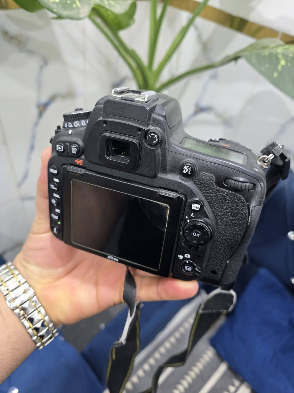 السلام عليكم 
نيكون D750 
نضيفة جدا شترها 58 الف 
مع عدسه 24/120
السعر 1150 الف 
مليون وميه وخمسين الف 
مكاني ذي قار 
*********** واتساب
