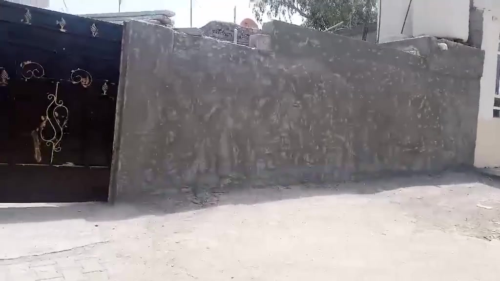 سلام عليكم 
بيت للبيع 
شارع الخمس تالاف الشارع البي محل باسم الكصاب قريب 
جيران الفرن مال الصمون على الشارع 
تفاصيل البيت 
الارضيه صب 
السكف عكاده 
الحوش عالي عن البيت 
السعر ١٨ بي مجال 
الاتصال ***********
