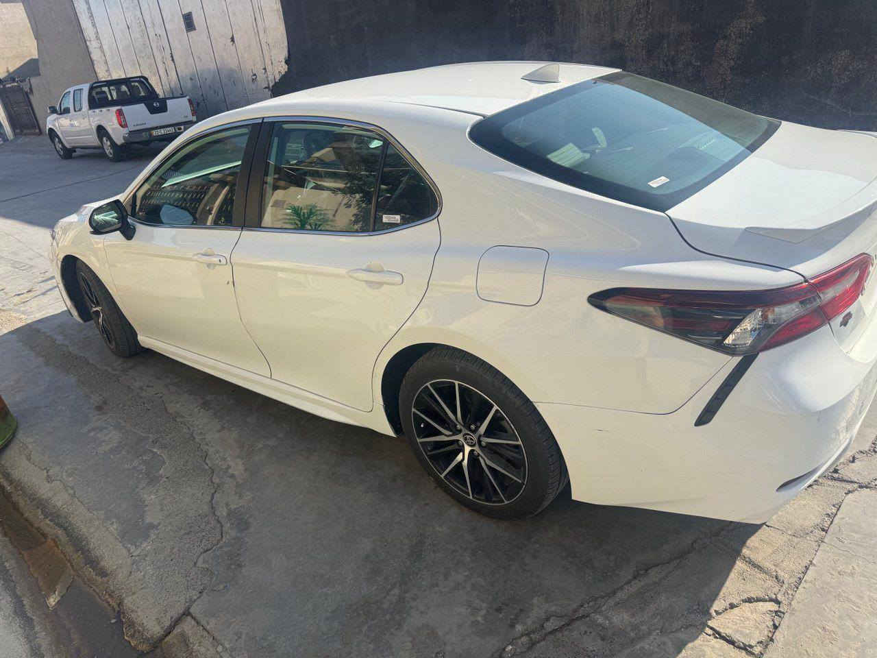 السلام عليكم ورحمة الله وبركاته 
✈️Camry
للبيع 2021 se
لون ابيض
سيارة كلش حلوة
بيها ثلث انظمة قيادة 
توقف ذاتي 
مانع انزلاق 
سيارة ماشية 71 الف
ضررها بسيط جدا موجود رقم الشاصي 
السونار موجود 
اضافة الى السونار باب السكن  مبدل داخل العراق الاصلي شرط عليه كود 
للاستفسار الاتصال على الرقم 
***********
