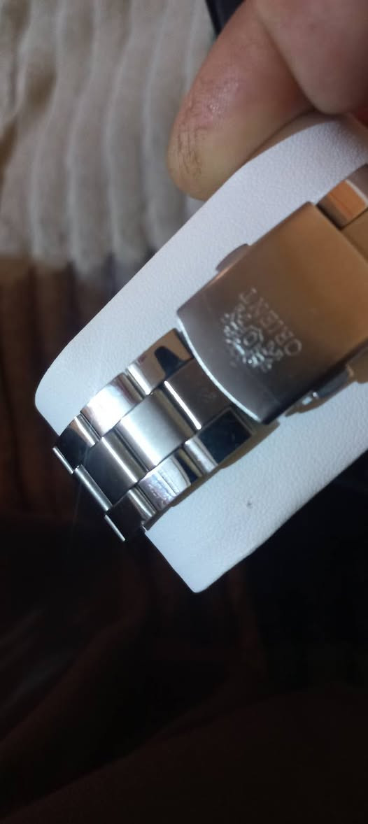 السلام عليكم ساعه للبيع السعر ١٣٠ ألف جديده مامستعمه مكاني بغداد ت ***********
