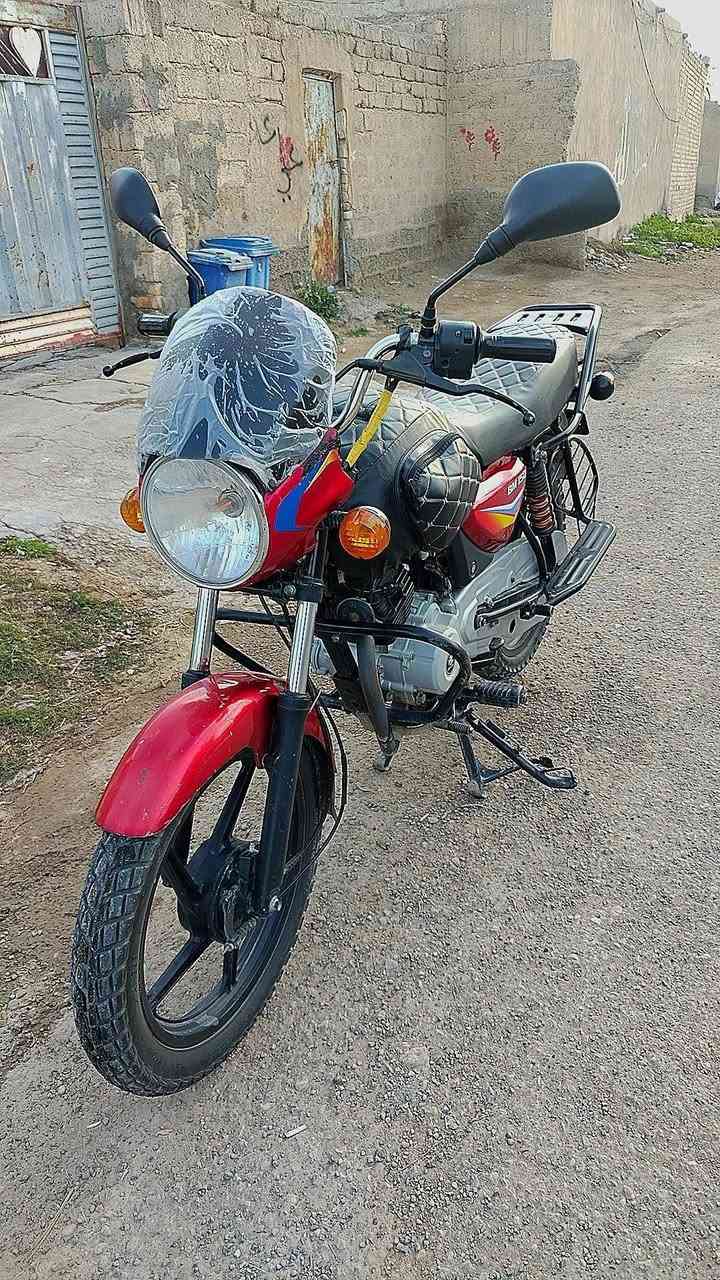 السلام عليكم للبيع بوكسر 2019
الدراجة خير من الله كهربائيات كلها شغالة 
تايرات زوج جدد مكينتهة امجفتة تجفيت كلة شركة شرط تفحصهة الدراجة بدون نقوصات فقط دشبول مثل ماموضح بالصورة بسيطة الدراجة اصولية نقص الورقة الصفرة فقط اسويلك مكاتبة اكفلك بيهة من السرقة 
مكاني ديالى. تقاطع الوجيهية 
رقم ***********
الدراجة كاملة امكملة
