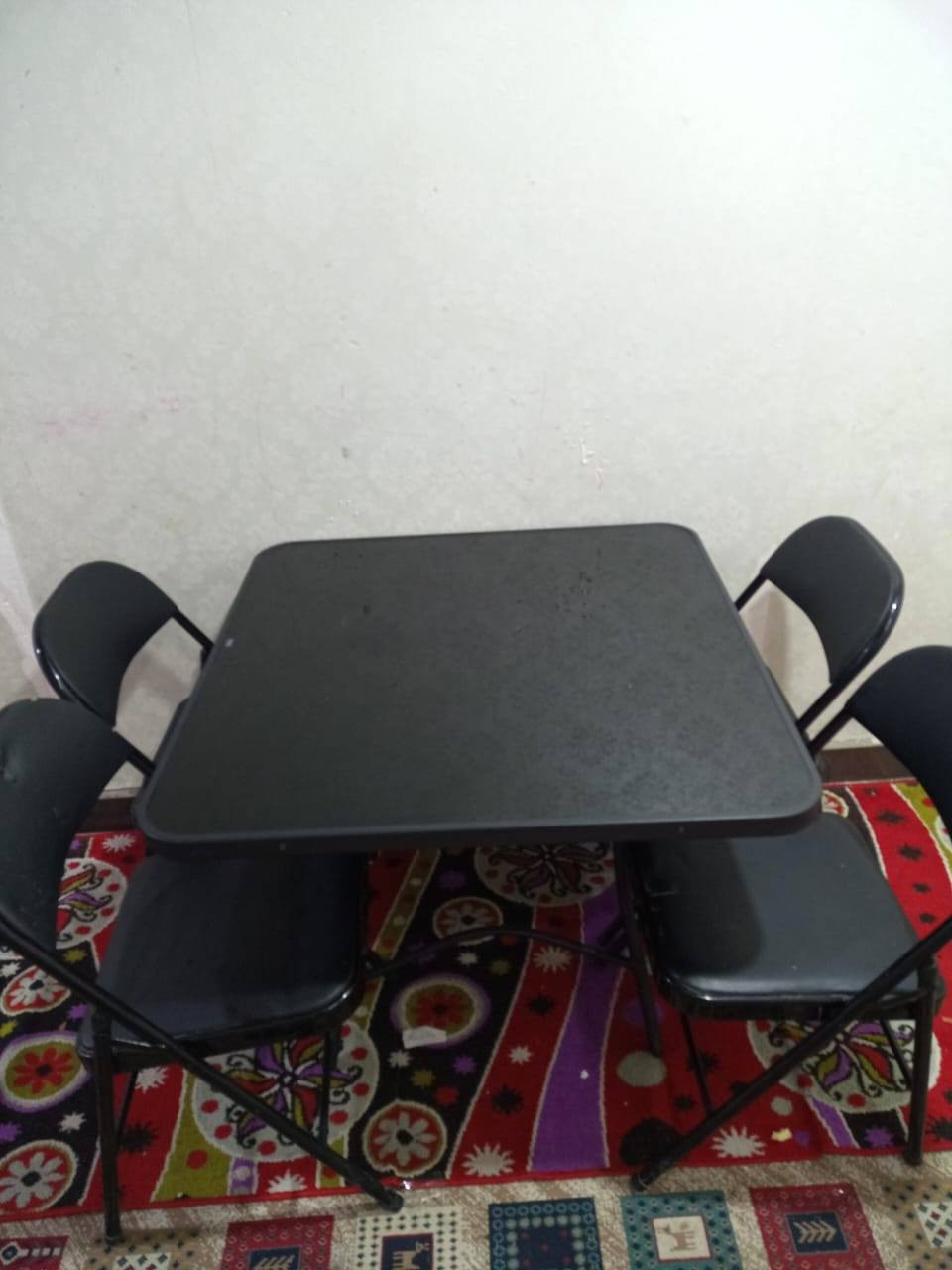 السلام عليكم طاوله نظيفه كزاز وياها اربع كراسي تطبق هي والكراسي مثل ما واضحه بالصوره السعر 75 مكان دور الشرطه اتصال واتساب ***********
