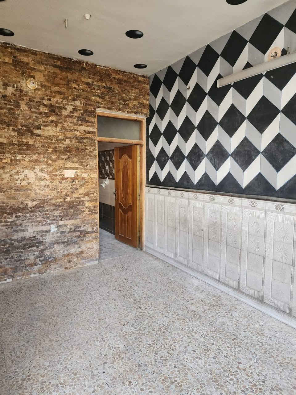 دار للبيع 🏠 في شهداء البياع مساحة ١٠٠ متر واجهة ٥ ونزال ٢٠ بيت حلو طابق ونصف غرفتين نوم وصالة وخدمات ،،
سعره ١٧٠ مليون 
موقع ممتاز خلف الشارع العام للشهداء خلف اسواق ابو رائد 
للاستفسار 
***********
