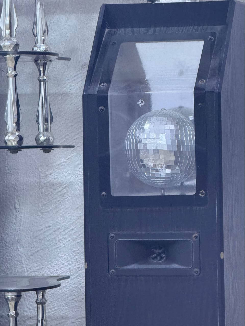 ميز بلازمة كزاز مثل ماموضح بلًً صورةً وياا سماعات ام بي ثري ع كهرباء تشتغل 
للاستفسار *********** عمارة, ميسان
