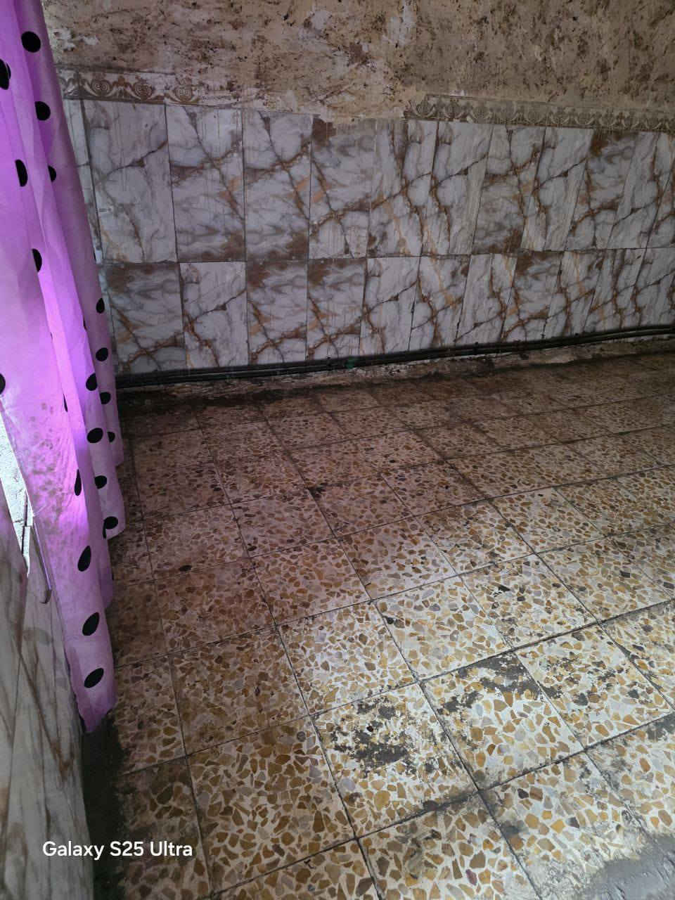 السلام عليكم ورحمه الله وبركاته 
نصف قطعة للايجار طابقين  تحتوي ع ثلاث غرف واستقبال ومطبخ وحمام ... للاستفسار خاص ***********
