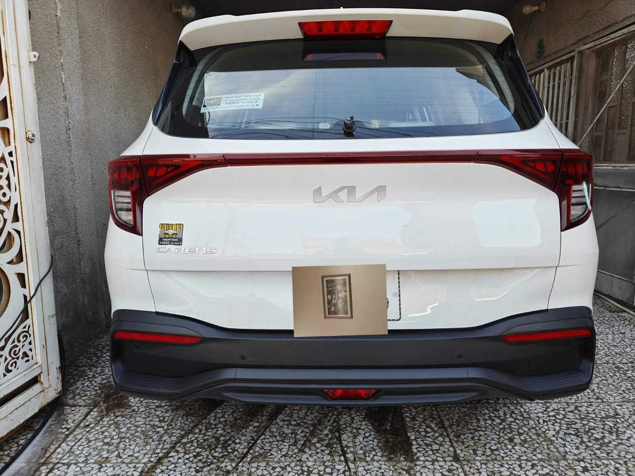 إعلان بيع سيارة كيا كارينز 2023 - 7 ركاب

السيارة: كيا كارينز 2023 موديل راقي
عدد الركاب: 7 ركاب
المصدر: وارد خليجي
الضمان: ضمان المجموعة الدولية (السيارة ما زالت داخل فترة الضمان)
العمر الافتراضي: 23,000 كم فقط

---

المميزات الرئيسية:

الضمان والصيانة:

· ✨ ضمان المجموعة الدولية المعتمد
· ✨ جميع أعمال الصيانة وتغيير الزيوت والسوائل تمت لدى الوكيل حسب كتالوج الشركة
· ✨ مكفولة بالكامل من (بارد - صبغ - خدوش)

المواصفات والتجهيزات:

· 🚗 نظام تشغيل عن بعد
· 🚗 نظام بصمة للفتح والتشغيل
· 🚗 تكييف مركزي ممتاز
· 🚗 مقاعد مخمل مطعم بالجلد
· 🚗 حساسات أمامية وخلفية ومحيطية
· 🚗 كاميرا خلفية + كاميرا دوارة
· 🚗 شاشة عربية تدعم جميع التطبيقات والبرامج
· 🚗 هوائي (اريال) نفيجيتور
· 🚗 تحكم في النظام الصوتي من عجلة القيادة
· 🚗 نظام أوامر صوتية
· 🚗 مثبت سرعة
· 🚗 عجلات فراشة
· 🚗 مرايا كهربائية
· 🚗 إضاءة LED خلفية
· 🚗 عدة الطوارئ والإسبير (غير مستخدمة)

---

الحالة الفنية:

· ✅ السيارة كأنها جديدة - مغلفة من الداخل بأرضية جلدية عالية الجودة
· ✅ محافظة على زيرو بالكامل
· ✅ لا يوجد أي عيوب أو مشاكل
· ✅ جاهزة للتسليم فوراً

---

السعر: 17800 دولار (ما يعادل 183 ورقة)
للتواصل والاستفسار
***********

---

السيارة مثالية للعائلات، وتقدم راحة وأمان استثنائيين. فرصة ممتازة للحصول على سيارة وكالة محفوظة بصورة ممتازة.
