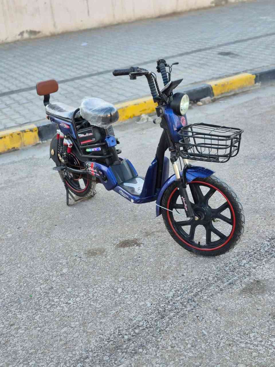 السلام عليكم دراجة حجم24 موديل25 بطاريات4 جدد لون نيلي سرعة فول وكيلها العارضي ماخذة ب500 قبل 5 اشهر دراجة جديدة حيل كلشي ماعايزة سعرها 325 بيها مجال للشراي مكان نجف للاستفسار ***********
