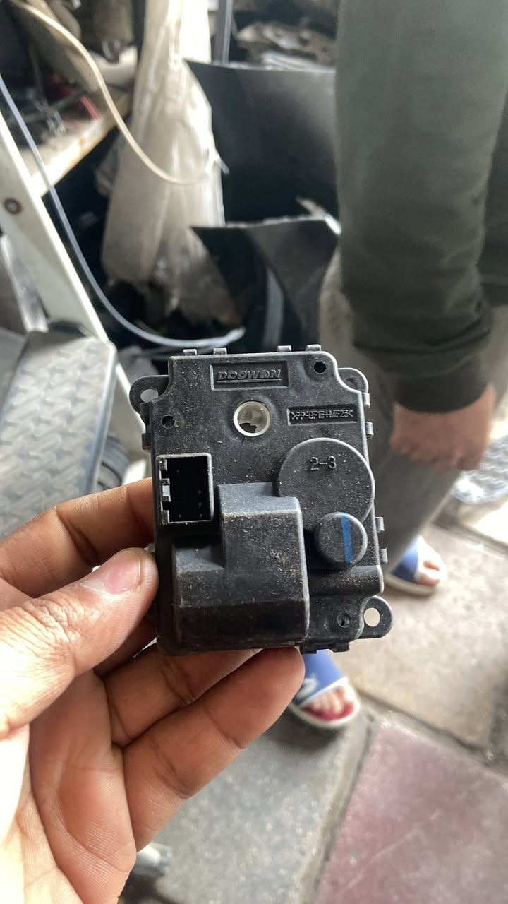 يدات سبورتج ١٥ الف طالبية مجمع الاصدقاء مجاور الشارقة ومحل الثاني خالد العراقي ***********
