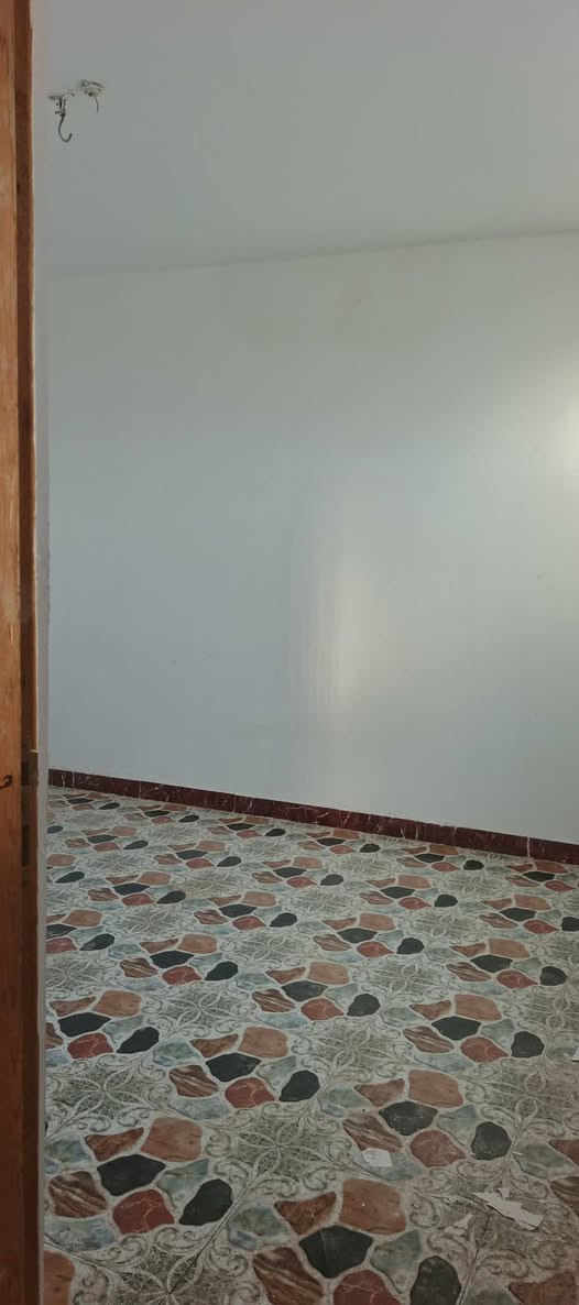 بيت للايجار 50 متر
نجف حي النداء شارع المكاتب مقابل عمود 36 
قرب موقف الكيات..
الطابق الاول يحتوي على غرفة وصالة ومطبخ وصحيات..
الطابق الثاني يحتوي على غرفت وصالة وصحيات..
البيت كونكريت مسلح كاشي وسيراميك..
سعر الايجار 200 الف


**إذا كنت صاحب هذا الإعلان وتريد حذفه لأي سبب، رجاءا أرسل رسالة إلى الدعم الفني**