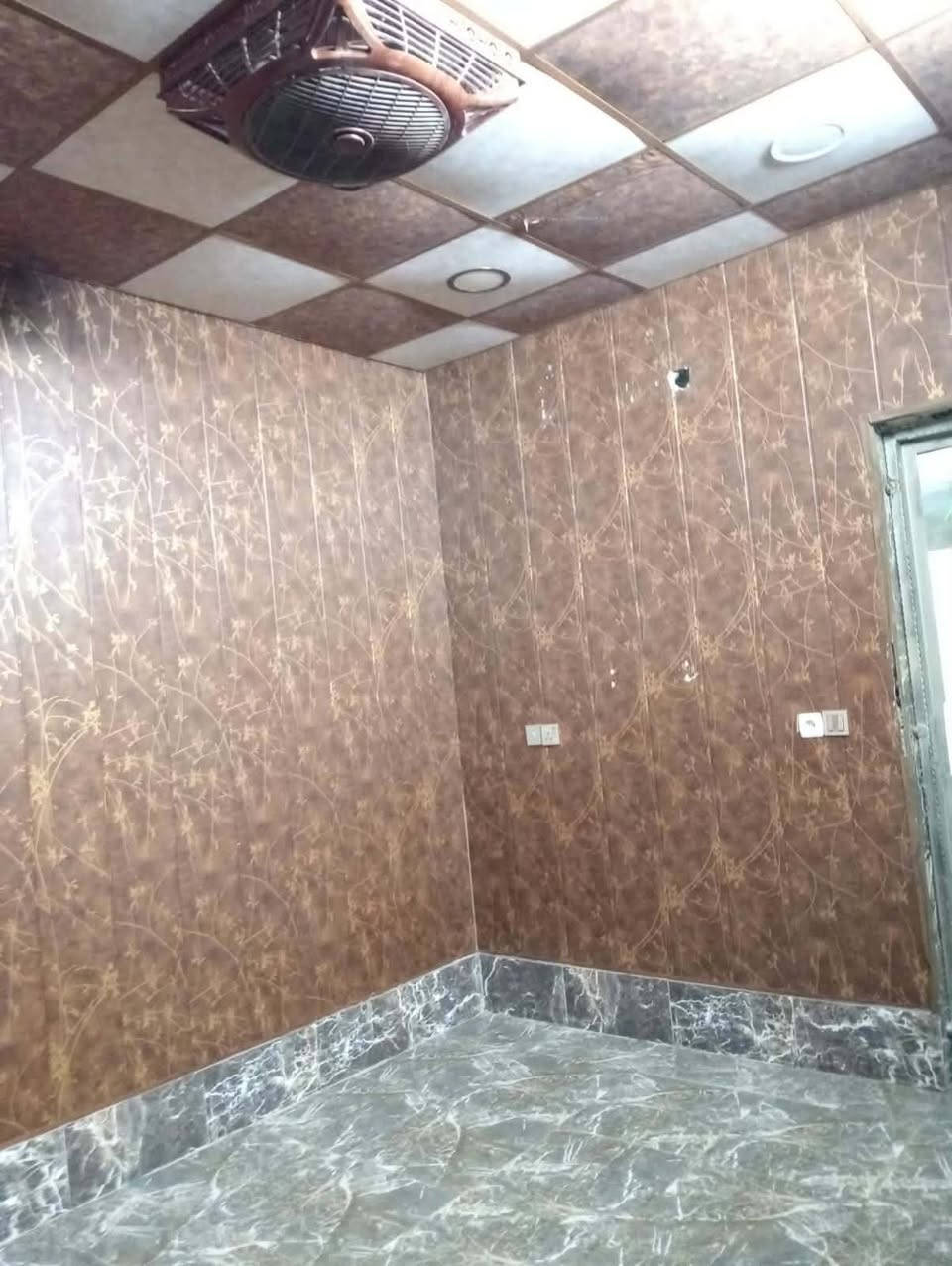 بيت للايجار يتكون من غرفه نوم واستقبال ومطبخ صغير وصحيات  خلف مرطبات السيد بفرع مؤسسه الوطن ايجارة 150.. ***********
