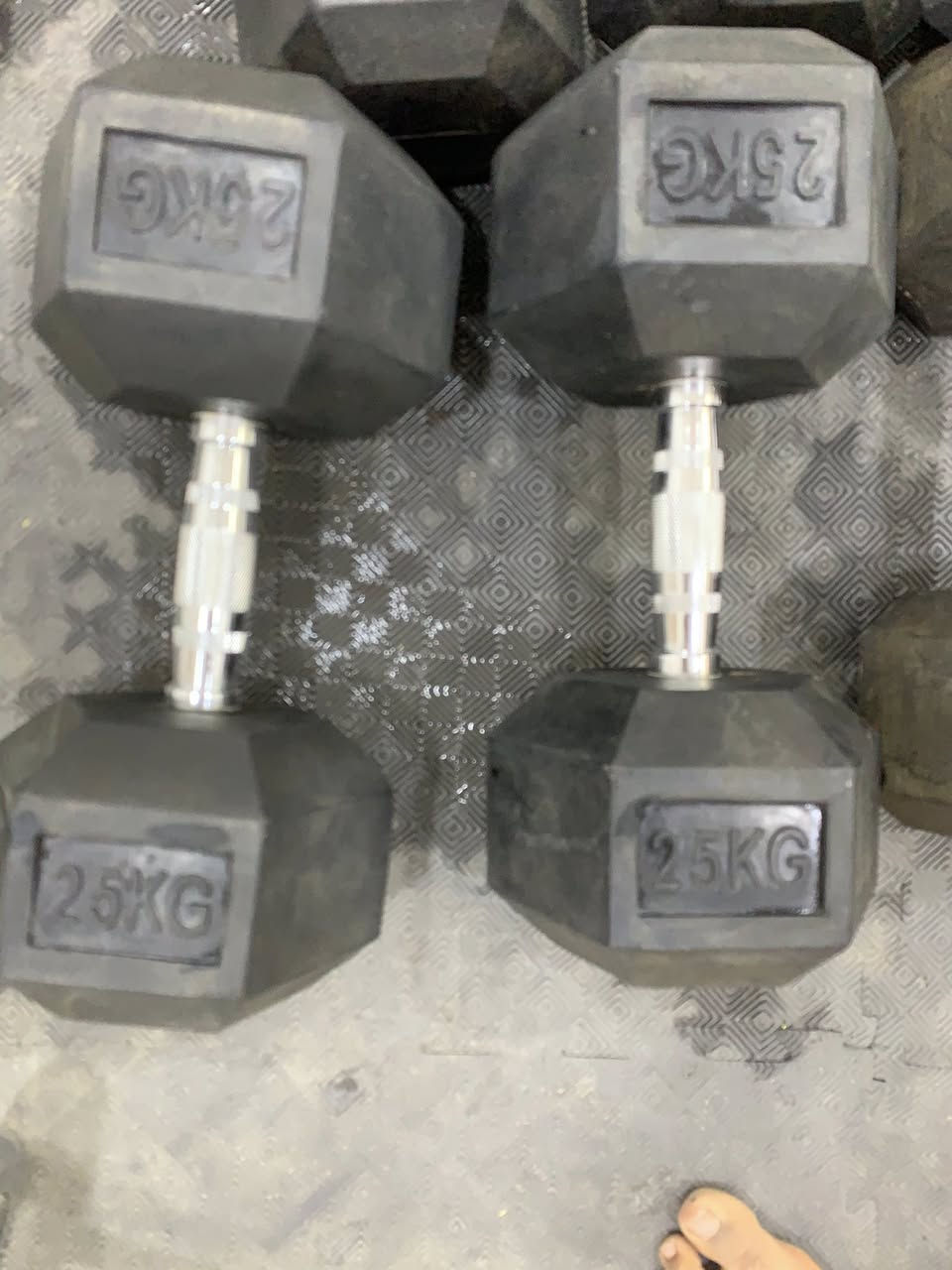 25+25=50 
20+20=40
17.5+17.5=35
15+15=30 
هذا الدامبل الثابت وزن 155 مجموعهن 
+40 كيلو اقراص هي و القبضات مالتهن (10/10/5/5/5/5)
يصيرن 195 كيلو

+قبضة متشابك 
 +بار حديد 
+مصطبة  اعلى و اسفل و تراي سيقان  هاي اني مشتريها ب ٨٠ الف وحدها

كلهن رايدهن ب 300 الف 
للتواصل واتساب  ***********
مكاني بغداد
