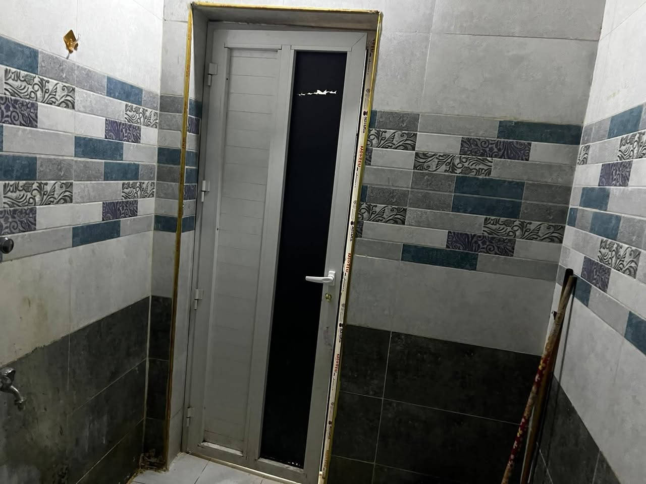 السلام عليكم بيت للبيع 80 متر ركن بطحيه بناء حديث  ٢٠٢٢ الرحمانية قرب شارع 60  يتكون من استقبال هول مفتوح مع المطبق + غرفتين الطابق الثاني واليكم الصور والتفاصيل كاملة اتصل على رقم الهاتف ***********

