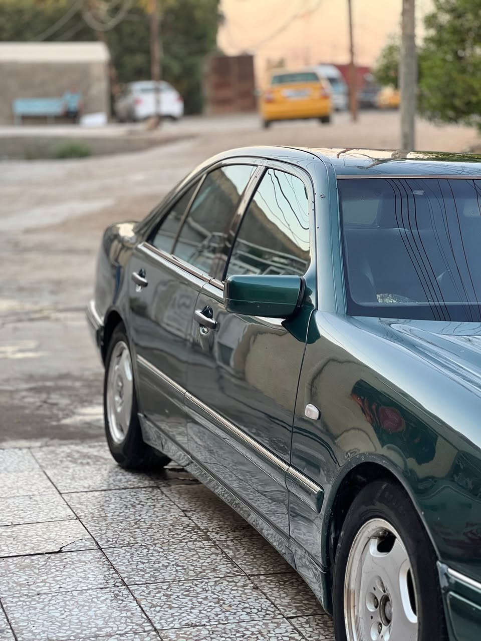السلام عليكم
مارسدس ام عيون موديل 2000 افنكارد 
فول مواصفات فتحة كشنات جلد كهربائية 
كير جديد منضومة تبريد كلهة جديدة حتة الفريز امبدلة 
تخم تاير جديد حدادية جديدة 
مصبوغة عام بدون حادث 
رقم بغداد بأسمي 
السعر 115 وبيها مجال 
***********
