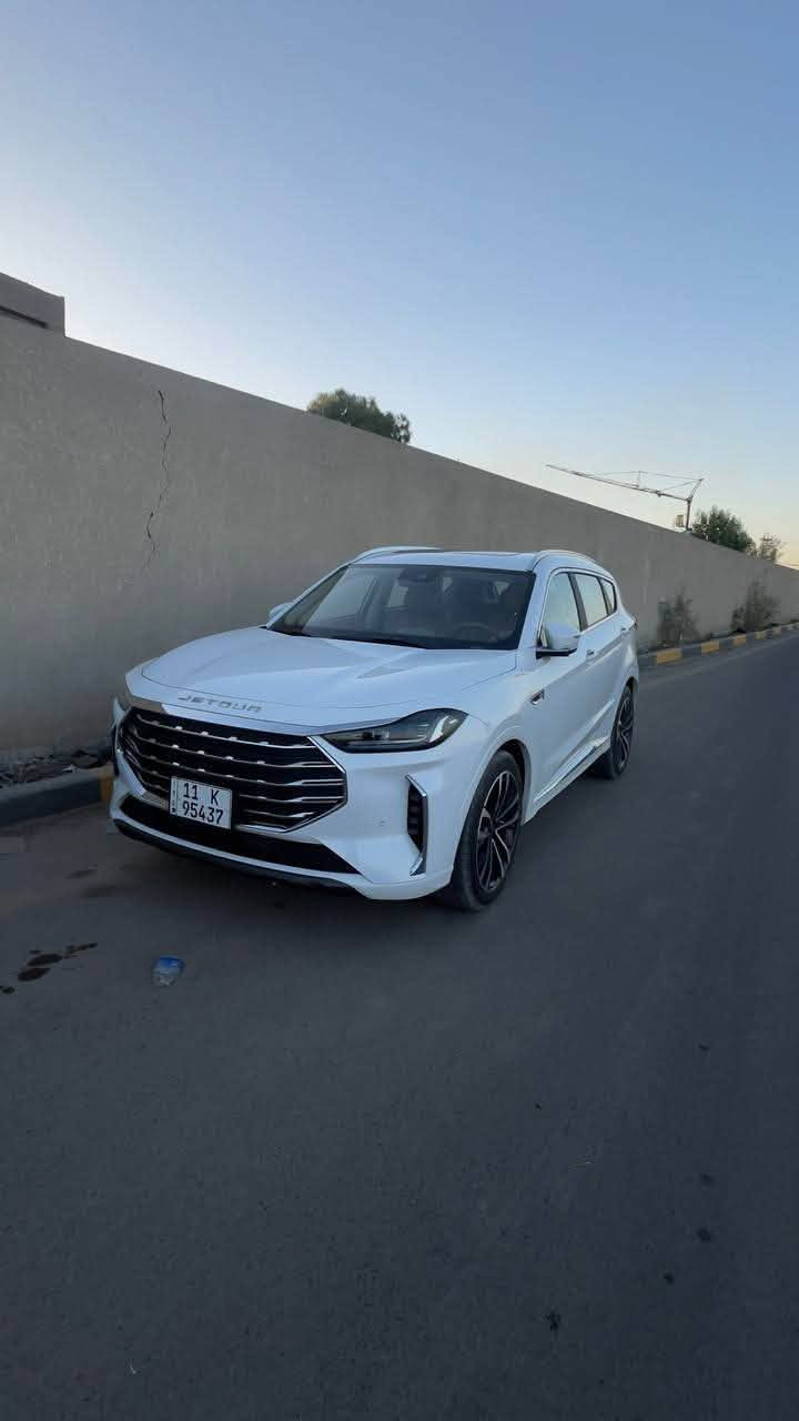 للبيع جيتور X70 Plus Luxury موديل 2025 – أعلى فئة (Full Option)

للبيع جيتور X70 Plus Luxury موديل 2025، بحالة الوكالة، استخدام شخصي، ممشى 4,000 كم فقط،

المواصفات:

محرك 1.6 لتر تيربو
قوة 197 حصان
عزم 290 نيوتن.متر
ناقل حركة أوتوماتيك DCT مزدوج التعشيق 7 سرعات
دفع أمامي
7 مقاعد
أوضاع القيادة: Eco / Normal / Sport

التجهيزات:

فتحة سقف بانورامية كهربائية
باب خلفي كهربائي
تشغيل بصمة ودخول ذكي
شاشة عدادات رقمية
شاشة معلومات وترفيه كبيرة
Apple CarPlay وAndroid Auto
شاحن لاسلكي للهاتف
كاميرات محيطية 540° (360° مع رؤية أسفل السيارة)
حساسات أمامية وخلفية
مثبت سرعة
مقعد السائق كهربائي مع ذاكرة حفظ (Memory)
مقعد الراكب الأمامي كهربائي
تبريد وتدفئة للمقاعد الأمامية
مقاعد جلد فاخرة
إضاءة داخلية محيطية
تكييف أوتوماتيك ثنائي المناطق مع فتحات خلفية
مرايا كهربائية قابلة للطي
جنوط ألمنيوم 20 إنش
مصابيح LED أمامية وخلفية

أنظمة الأمان ومساعدة السائق:

كاميرات 540°
نظام التحذير من مغادرة المسار (LDW)
مساعد الحفاظ على المسار (LKA)
نظام مراقبة النقطة العمياء (BSM)
التحذير من الاصطدام الأمامي
فرامل طوارئ أوتوماتيكية
نظام الثبات الإلكتروني (ESP)
ABS / EBD / TCS
مراقبة ضغط الإطارات (TPMS)
فرامل يد إلكترونية (EPB)
Auto Hold
6 وسائد هوائية

حالة السيارة:

ممشى: 4,000 كم فقط.
بحالة الوكالة.
استخدام شخصي.

السعر: ( 187 ورقة )

للاستفسار: ( *********** )

ملاحظة : ضمان شركة هارلم 10 سنوات او مليون كيلومتر
