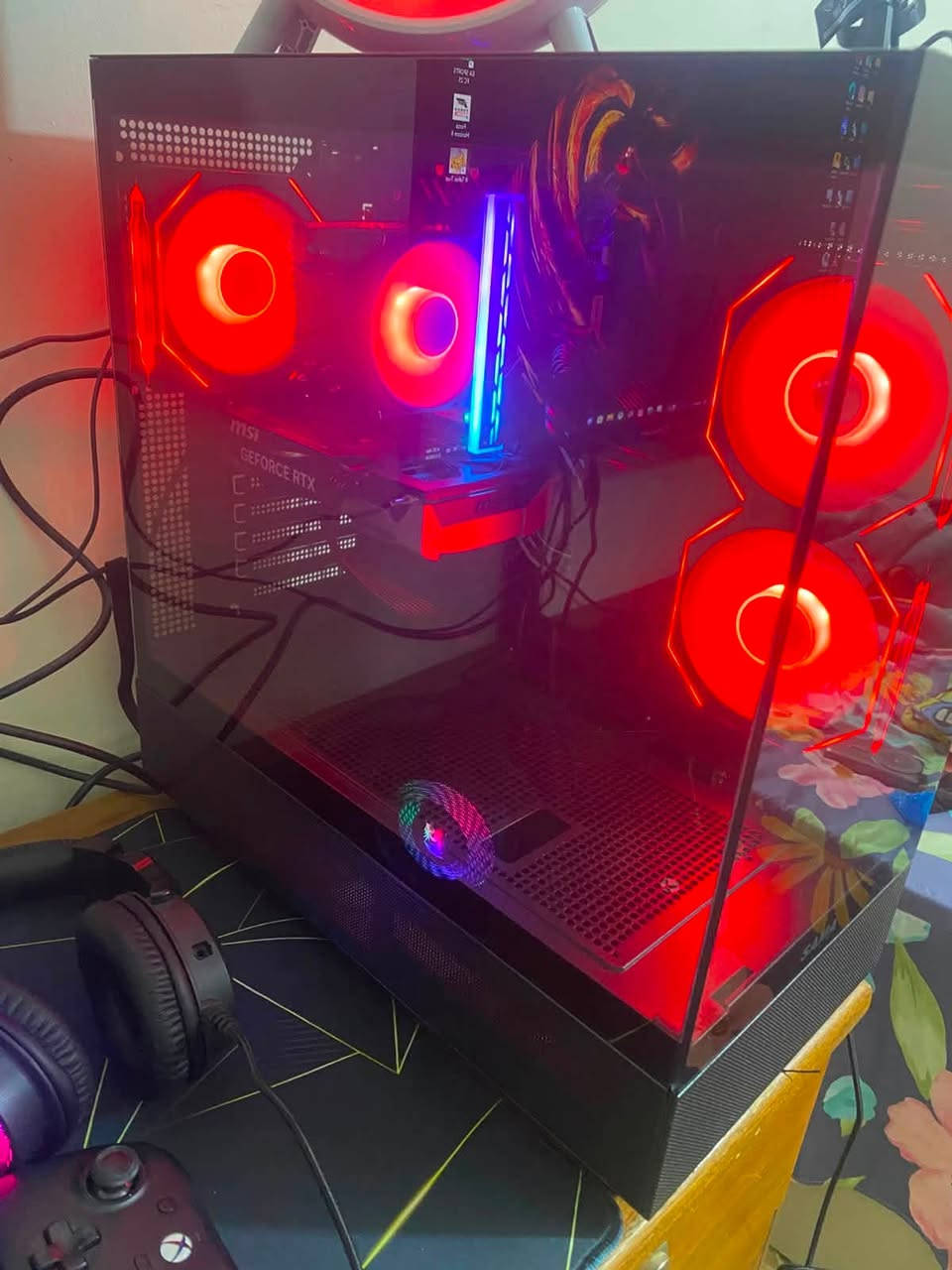 ⸻
🔥 للبيع PC Gaming Setup كامل بحالة ممتازة مع جميع الكارتونات والملحقات 🔥

المواصفات:

* 🎮 كرت شاشة: MSI GeForce RTX 5060 Ventus 2X OC

* ⚙️ المعالج: انتل كوراي الجيل الخامس 14600

* 🧠 الرام: 16GB DDR4

* 🖥️ اللوحة الأم: ASUS PRIME H610M-K D4 ARGB

* 🔋 مزود الطاقة: Thermalright TB 650W 80+ Bronze (ATX 3.0)

* ⌨️ كيبورد ميكانيكي: Stinger Hawk-Eye SK-400

* 🖱️ ماوس: Redragon Cobra M711

* 🖥️ شاشة Patriot

* 🎧 هيدسيت ريد دراكون

* 🎮 يد Xbox كيم سير

* 🖱️ ماوس باد Kunai

* 💡 كيس RGB مع مراوح وإضاءة ARGB.

:

✅ جميع الكارتونات الأصلية موجودة.

✅ جميع الملحقات موجودة.

✅ الجهاز نظيف جدًا وجاهز للاستخدام مباشرة.

✅ مناسب للألعاب الحديثة، التصميم، والمونتاج.

✅ سبب البيع: عدم الاستعمال

💰 السعر: مليون وسبعميه وثلاثين الف وبي مجال حك جيتك 

📩 للتواصل خاص.

*********** 

⸻
