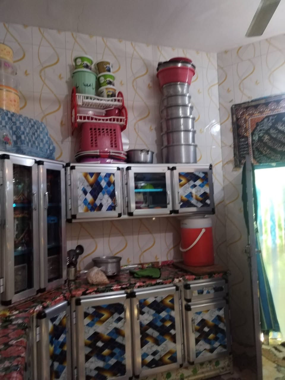 سلام عليكم ابيت طابو 200متر 3 غراف ومطبخ و صاله و ديوانيه وطارمه كبيره ومطبخ خارجي السعر 80 مكانه قراب دائره الكهرباء جديده وره الحسينيه مال ابو فاضل العباس. هذه راقمي ***********
