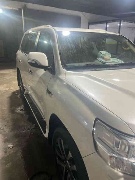 السلام عليكم من رخصت الادمن لاندكروز 17 للبيع او مراوس بحدث 8 سلندر 4600  3شاشات 4كامرات كير محرك خير من الله تبريد 3 قطع ثلج حساس امامي خلفي  مريا شفط رقم شمالي ماشيه 63 قابل للزياده بيها بارد باجملق السايق موضح بالصور دبل ماوس السعر 555 وبيها مجال العنون البصره ***********
