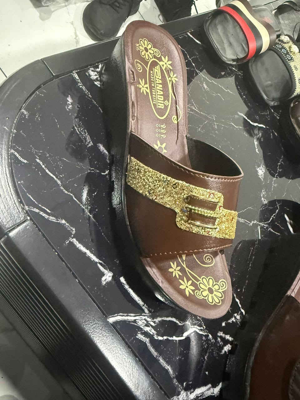 📦 شحّاطات نسائي & رجالي – جملة
🔹 الدرزن يجي مشكّل
🔹 سعر الدرزن: 16,250 دينار عراقي
🔹 أقل طلب: 6 درزن = 97,500 دينار
✔️ موديلات راقية
✔️ ألوان ومقاسات متنوعة
✔️ جودة ممتازة
📞 للتواصل: خاص او واتساب ***********
🚚 توصيل لجميع المحافظات
