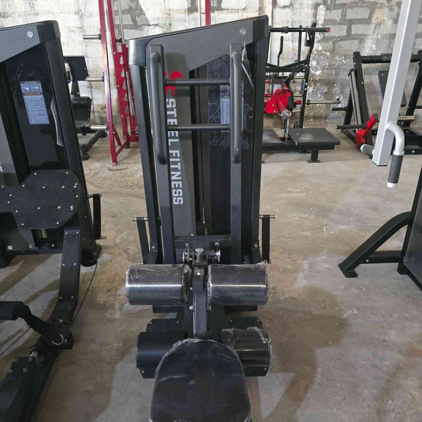 متوفر سيت طابوق جديد استيراد شركة Steel Fitness يتألف من ( كلوت واقف / بكارج / هب تراست / دفع ماكنة / ملتي هبس بكرة / خوارج واقف ) سعر القطعة ١٣٠٠$ 
الاتصال : ***********
