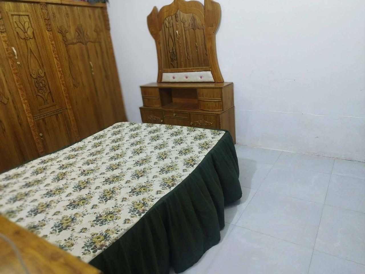 دار للبيع طابو باسمي 130 متر حي الزهراء 
وجه عل ساحه خدامات جاهزه باقي عل تبليط 

مدارس يمه السعر 68 وبي مجال يتكون من استقبال 

صاله غرفه مطبخ حمام+ حمام خارجي غرفه فوك سعر مناسب بل نسبه لليريد بيت ***********

