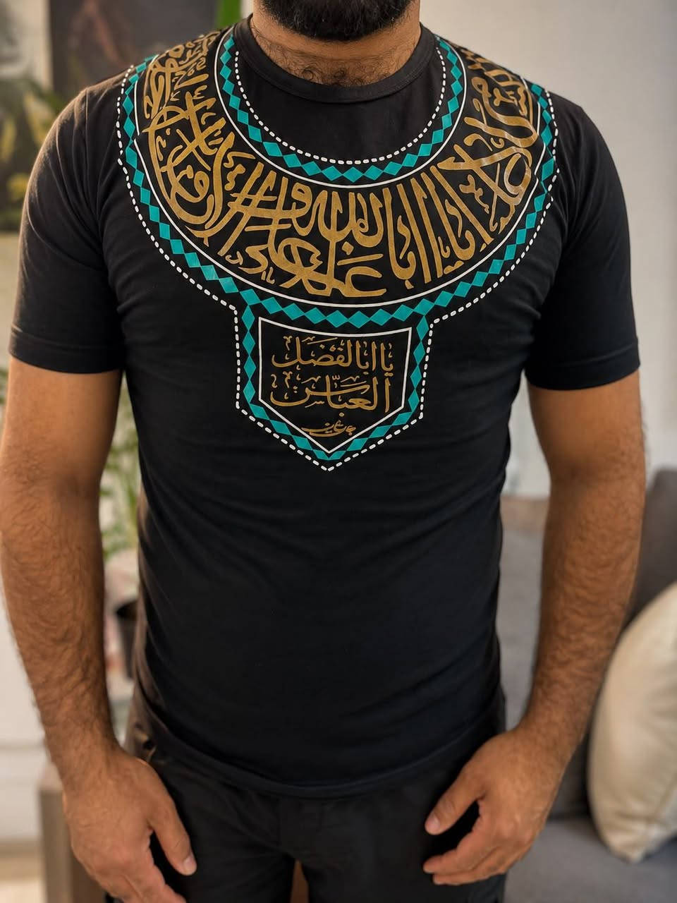 🏴 “ذَٰلِكَ وَمَن يُعَظِّمْ شَعَائِرَ اللَّهِ فَإِنَّهَا مِن تَقْوَى الْقُلُوبِ” 🏴
، نضع بين أيديكم تيشيرت محرم الحرام، المصمم ليجمع بين هيبة اللون الأسود وراحة القطن الطبيعي، ليكون رفيقكم في المجالس والمواكب الحسينية.

القماش: قطن طبيعي 100% ناعم على البشرة ومريح في الأجواء الحارة.
الطباعة: طباعة حرارية عالية الجودة (DTF)، تضمن ثبات الألوان وعدم التشقّق مع الغسل المستمر.
اللون: أسود فاحم يليق بمناسبة العزاء.
📏 القياسات المتوفرة:
نحرص على أن يناسب الجميع، لذا وفرنا لكم كافة القياسات:
[ M — L — XL — XXL ]

البيع بالمفرد: للراغبين في التميز بقطعة فريدة. بسعر 8 الاف دينار
قطعتين بسعر 15 الف 
3 قطع بسعر 20 الف 
البيع بالجملة: أسعار خاصة ومميزة للمواكب، الهيئات الحسينية، وأصحاب المحلات.
"حب الحسين يجمعنا.. والجودة تميزنا"
📍 للحجز والاستفسار:
يرجى مراسلة الصفحة مباشرة أو الاتصال على الرقم: [ *********** ]
يوجد خدمة توصيل لكافة المناطق والمحافظات .
