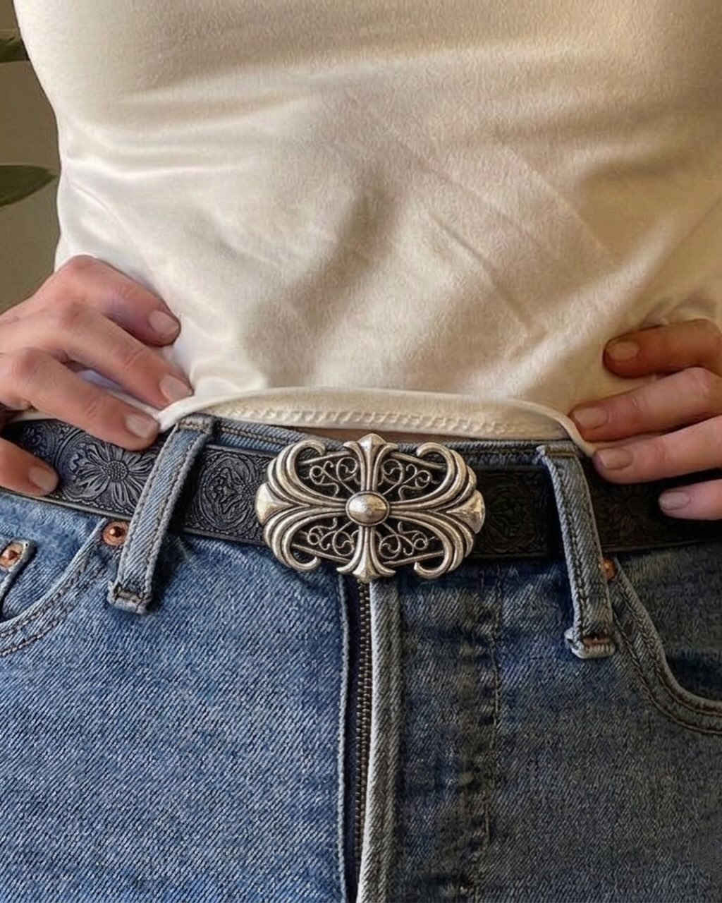 .

حزام كروم هارت 
Chrome Hearts Belt 🖤

كوالتي جيد💯
رجـالي نسـائي 🙎🏼‍♀️ 👨🏼
نادر ✨

السعر:7,750 ألف 🔥
____
__

متـاجرنا 👇
@stray_store1
@stray_accessorie
@stray_vintages
@stray_suits
@mars_librar.y 
@stray_stationary11 
 __.

__

توصيـل  الناصريه مركز الفين ديـنار ❇️

اقضيه ونواحي 3 الاف

المحافظات 5 الاف دينارر

💢عن طلب لايقل عن ال 12 الف دينار 
_
⛔ اذا كان اكو غلـط بالطلبيه او غير مشابـه للصوره يمكن استبداله

التوصيل في يـوم واحد فقط⚡🔥
_
#انمي #هاري_بوتر #ترند #كوول #مودل هودي ملابس ستراي_ستور


**إذا كنت صاحب هذا الإعلان وتريد حذفه لأي سبب، رجاءا أرسل رسالة إلى الدعم الفني**