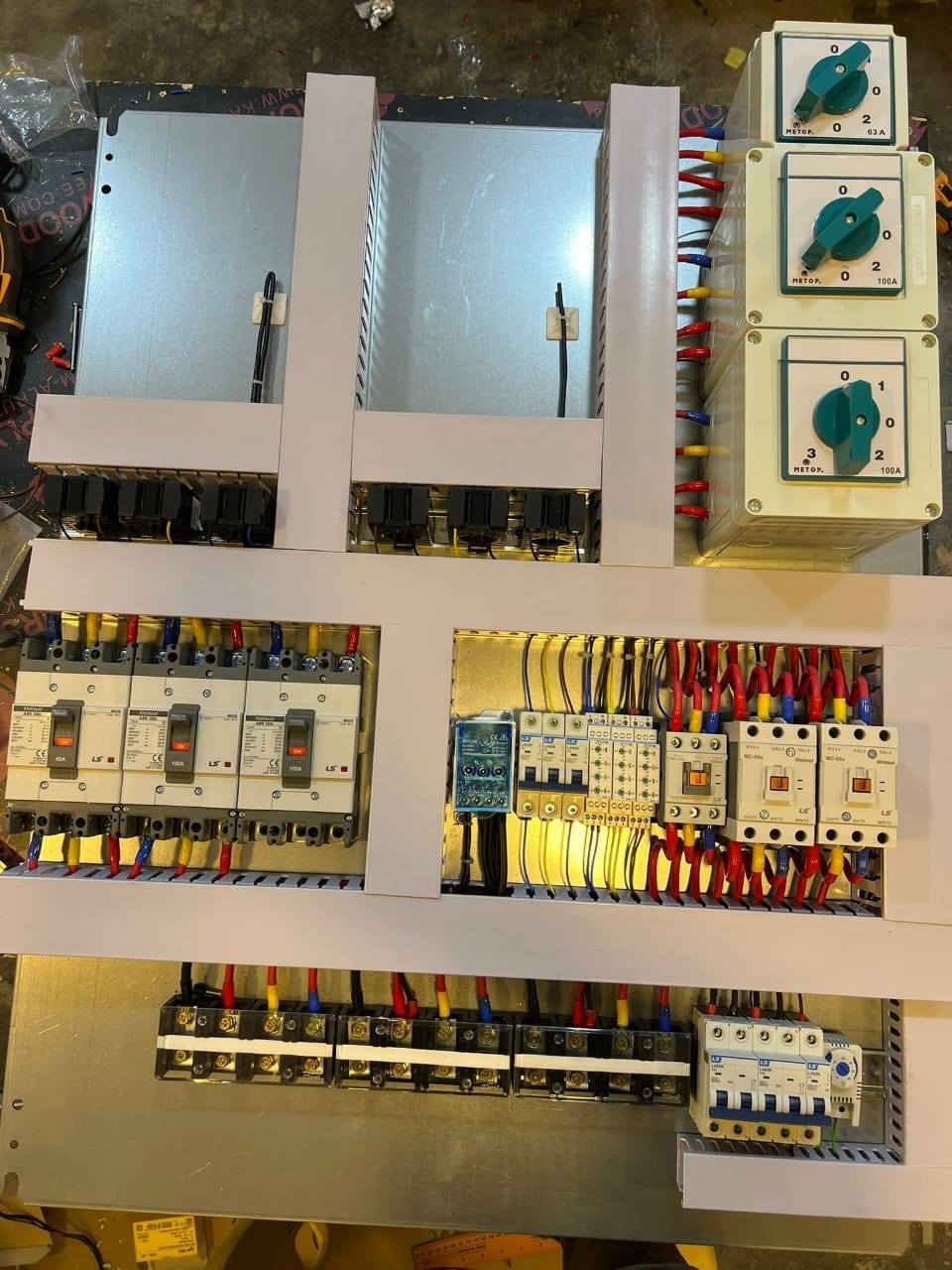 مستعدون لتئسيس الكهرباء في جميع مناطق البصره والعطال المنزليه والبنلات atS بحدث انضمه وحمايه متكامله للستفسار ***********حسين الكهربائي
