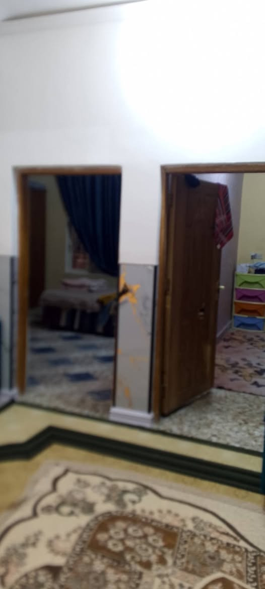 السلام عليكم بيت طابق واحد مساحة ٢٠٠ متر كامل من كلشي جاهز بيت نظيف مرتب مكاني حلة وردية خارج للاستفسار ع رقم/***********
