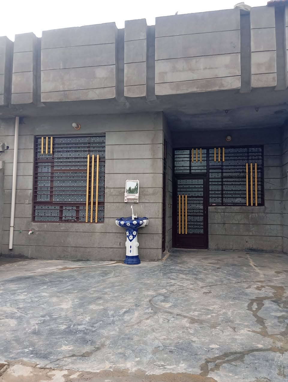 السلام عليكم بيت للبيع  مساحه ٢٨٠ متر غرفتين نوم وصاله ومطبخ واستقبال سيراميك ومحل مكانه فرع الجملون السعر ٥٥ مليون ***********
