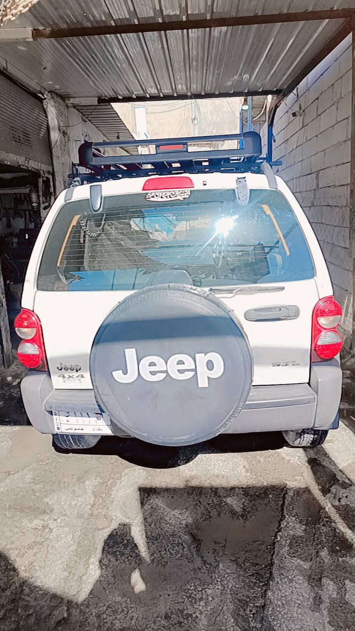 السلام عليكم رمضان كريم 
اخوان عندي جيب لبرتي 2007
مكينه 3.700
كير عادي 
تبريد ثلج 
السعر 77وبيها شويه مجال 
وباقي المور  اتصل 
وتساب ***********
