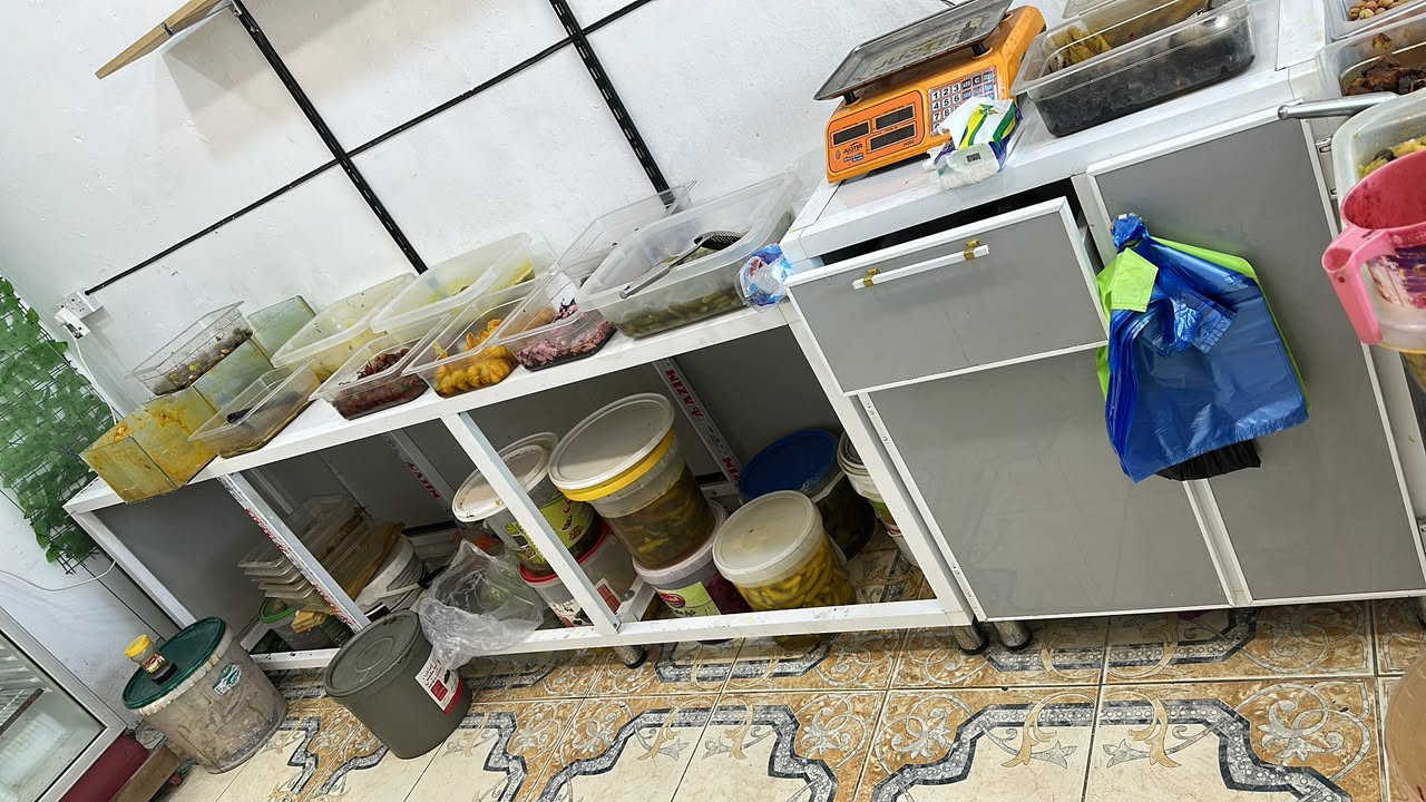 غراض محل للبيع 
جام خانه 
عارضة
سبلت ٢ طن جبسون جديد
ميزان الكتروني
باترينه حديد عددا 
رافعه دلكسي 5000 kv
حافضات 

***********
