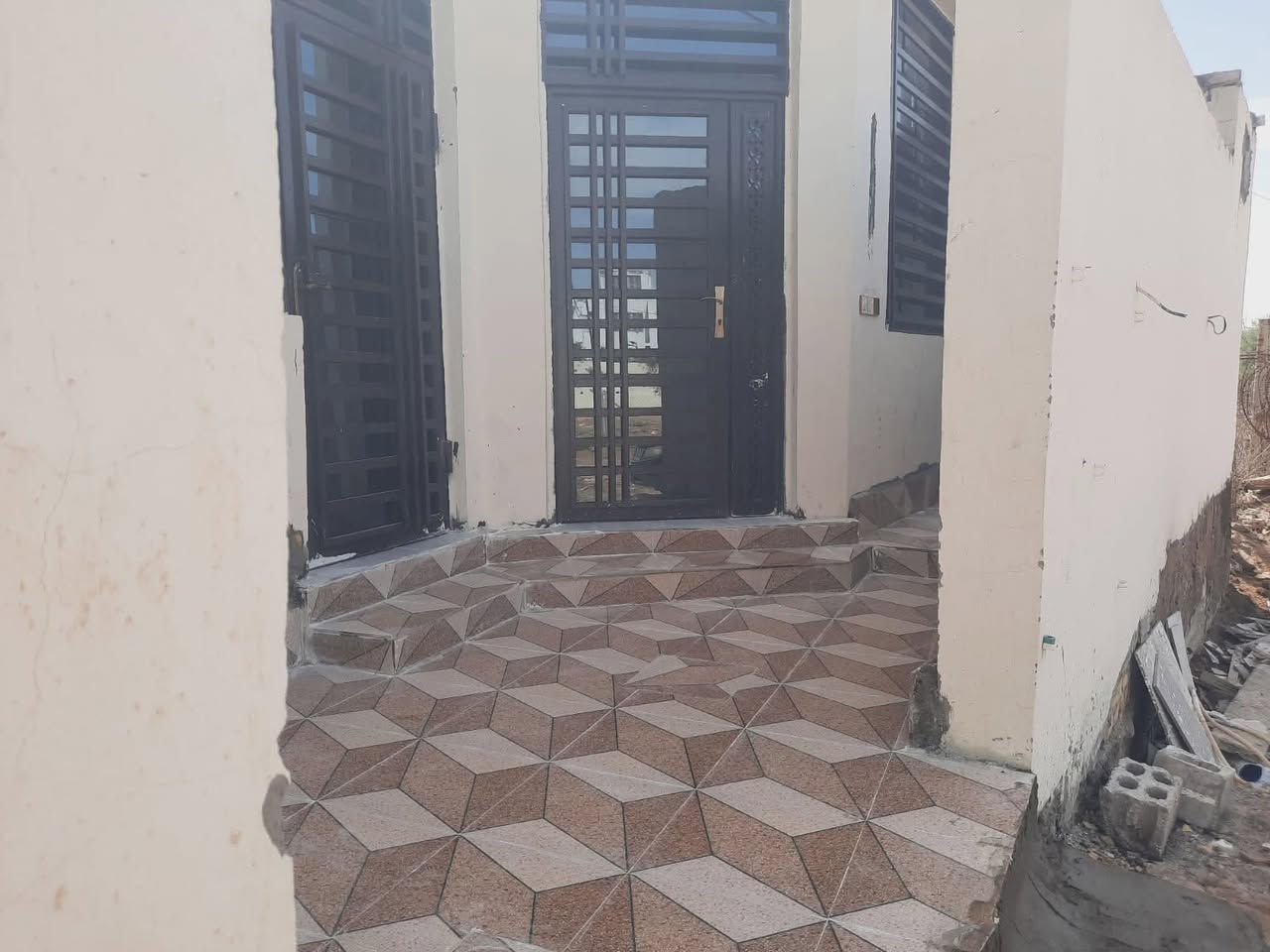 بيت للايجار حي الثقافي خلف مطعم حياوي يتكون من غرفة+صاله+استقبال+مطبخ+صحيات داخلية وخارجية 
للاستفسار الاتصال على الرقم ***********
