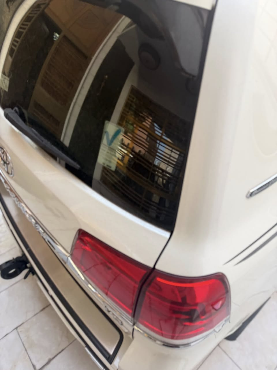الحبيب لاندكروزر 2020 SAS V8 جديده بيها شخط ب داعميه الخلفيه وبارد نص إصبع ماشيه 74 الف حقيقي السياره خارج الضمان لكن لحد الان كل صيانتها ب وكاله وتكدر تتاكد عدا فلتر التبريد خارج الوكاله السياره بصمتين و جديده السياره  محافظ عليها بشكل البانزين كله سوبر التواصل *********** السعر 55 $
