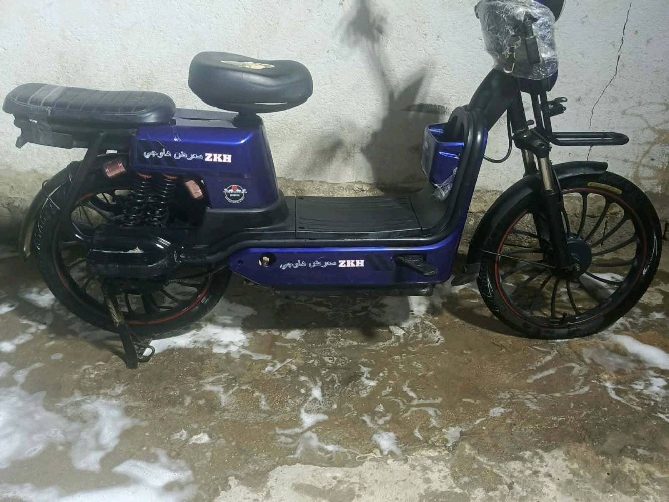 دراجة كهربائية بحالة جيدة جداً، مناسبة للتنقل اليومي. تحتوي على عداد المسافات الرقمي والخطافات الأمامية والخلفية لتثبيت الأمتعة. الدراجة نظيفة ومغسولة بشكل منتظم.