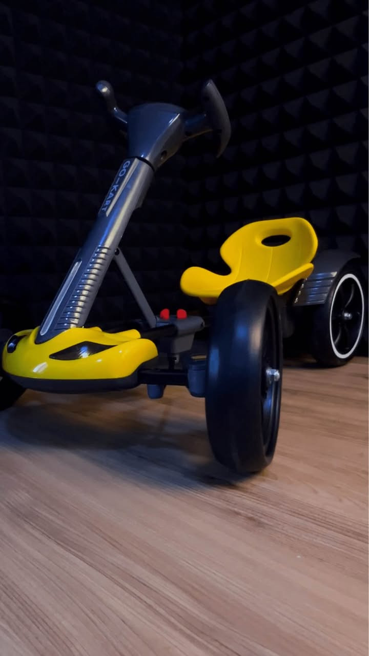 بە سیستەمی پاتری بارگاوی دەکرێتەوە.
کارەبا هەڵکردن/کوژاندنەوە.
دوگمەکانی کۆنتڕۆڵی پێشەوە و دواوە لەسەر سوکان.
بە کاریگەری دەنگ و دوگمەی مۆسیقا دانراوە لە سوکاندا.
کۆنتڕۆڵ لە دوورەوە بۆ کۆنترۆڵکردنی جوڵەی ئۆتۆمبێل (پێشکەوتن/کشاندنەوە/ئاراستەکردن).
بینایەکی بەهێز لە پلاستیک دروستکراوە و بۆ منداڵان سەلامەت بێت.
تایەی پان و جێگیر بۆ جێگیری باشتر لە کاتی جوڵەدا.
کورسی ئەرگونومیک بە دیزاینێکی چەماوە بۆ پاڵپشتی پشتی منداڵ.
شوێنی کورسی دەستکاریکراو (پێشەوە/دواوە) بەپێی تەمەن.
سیستەمی نوشتانەوەی ئاسان بۆ هەڵگرتن و گواستنەوە.
دوگمەی دووانی سەلامەتی لە سیستەمی قەدکردن بۆ جێگیرکردنی شاسی.
درێژی پەتی بارگاوی: 100 سانتیمەتر.
قەبارەی کارتۆن:
درێژی: 80 سم
پانی: 27 سم
بەرزی: 25 سم
ناوەڕۆکی سندوقەکە:
لاشەی ئۆتۆمبێل.
4 چەرخ.
ڕیمۆت کۆنتڕۆڵ
شەحنی کارەبایی
دەرنەفیسەکان + کەرەستەی دامەزراندن (گوڵەباخی کانزایی و پلاستیک).
نامیلکەی بەکارهێنەر. السليمانية, العراق


**إذا كنت صاحب هذا الإعلان وتريد حذفه لأي سبب، رجاءا أرسل رسالة إلى الدعم الفني**