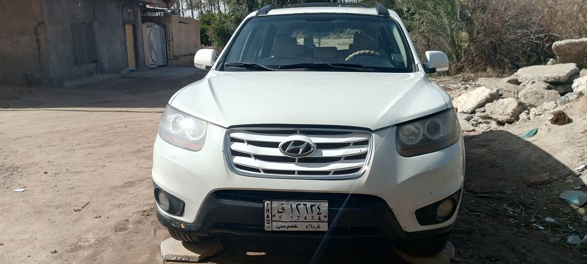 السلام عليكم هونداي سنتافي موديل2010مصبوغه عام  محرك2400 تحكم استيرن تخم تاير جديد باتري جديد سبعه راكب  مكان السياره. كربلاء طوريج الرجيبه السياره بسمي والمداور ثاني يوم   سعر السياره 125وبيه مجال
رقم الهاتف ،***********
