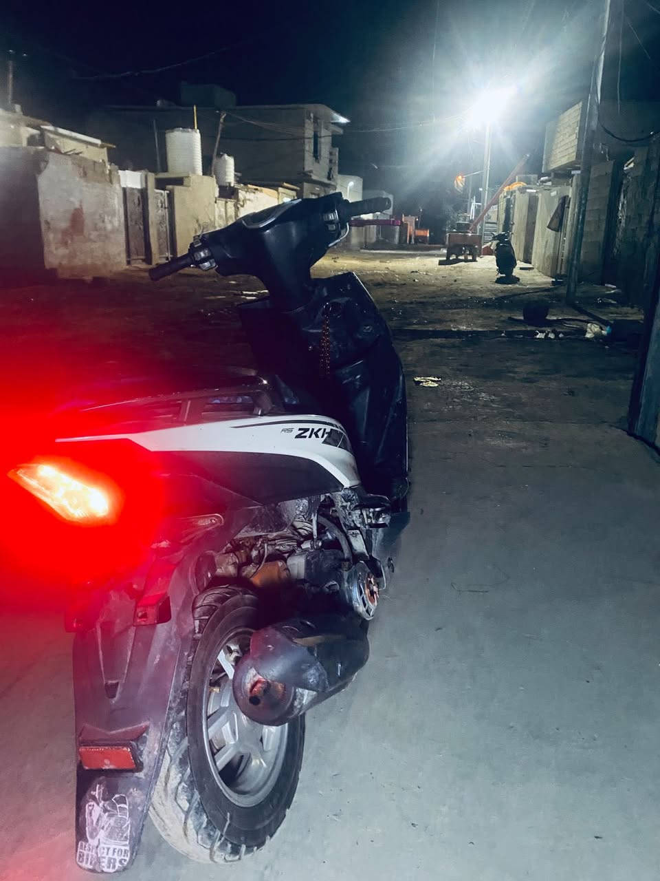 السلام عليكم دراجه ماكس مضلع حديث كلشي شغال بيها
اشاير يمنه يسره لون ازرق 
كلوب لونين اصفر وثلجي 
بكلايت الوره شغال 
عدادها 120
دراجه بيها دخانه مو كلش قويه 
نكره سلف 
العنوان بغداد الغزاليه 
الرقم 
***********
السعر300وبيه مجال حك الطيبين
