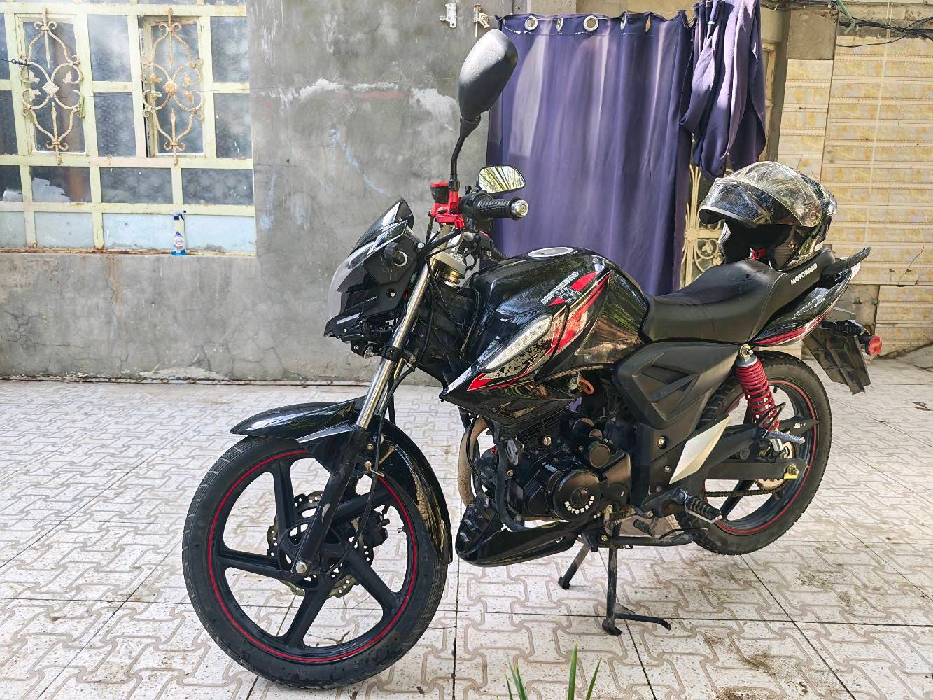 ​للبيع دراجة Motorrad موديل 2023 باللون الأسود الملكي - فول إضافات 🏍️🔥
​السلام عليكم،
دراجة موتوراد موديل 2023 للبيع، الدراجة نظيفة جداً ومتعوب عليها بالترتيب، جاهزة من ك (الصور تحكم).
​📌 المواصفات الأساسية:
​الموديل: 2023
​الممشى: 8791 كم فقط. قابل للزيادة
​المحرك: مكفول من الفتح والتجفيت، صوت ناعم وأداء درجة أولى.
​الأوراق: أصولية (وكيلها العارضي).
​🛠️ الإضافات والتعديلات (VIP):
​نظام الكلچ: محولة كلچ امبار يعني پمپ (هيدروليك)، يعني تخلص من سالفة سيم الكلچ ينكطع أو يلوحه مي ويزنجر، سلاسة وعمر أطول.
​كلچات جديدة: طرد مركزي (سحب وتعجيل يخبل).
​الإنارة الأمامية: لايت زنون قوي (عالي وناصي).
​كشافات.عدد 2 طرق خارجية: أصلية (الكشاف الواحد 3 عدسات)، بيه لد أصفر للناصي وأبيض للعالي.. ينورلك الشارع بالظلمة.
​إشارات (فلشر): إشاير شكل لكزس تنطي جمالية مميزة للدراجة.
​نظام الحماية (سكيورتي): جهاز إنذار متطور (أبو الهزاز)، الريموت بي صوت وهزاز، بمجرد واحد يطخ الدراجة السويچ بجيبك يدك ويهتز.
​تشغيل عن بعد: تكدر تشغل الدراجة من الريموت.
​💡 ملاحظة: الدراجة استخدام شخصي مو دلفري ومصروف عليها 
​💰 السعر: 1600  مليون و ستمية الف (وبيها مجال قليل للشراي).
📍 العنوان: * المكان الأول: النجف الأشرف - الكوفة.
​المكان الثاني: النجف الأشرف - شارع المدينة.
📞 للتواصل (اتصال + واتساب): ***********