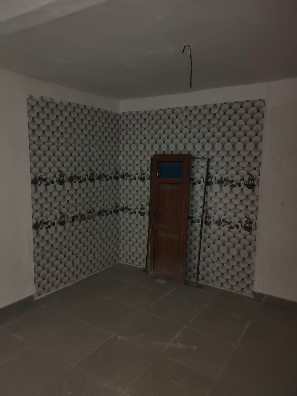 � دار للبيع – موقع مميز جداً

🔹 المساحة: 100 متر مربع
🔹 نوع العقد: زراعي
🔹 الموقع: مقابل المطار مباشرة – قرب باب الخروج

✨ تفاصيل الدار:
▪️ أساس صب متين وبناء بلوك
▪️ أرضية بورسلين بالكامل
▪️ كراج 
▪️ عدد (2) صحيات
▪️ استقبال (هول) واسع
▪️ مطبخ مفتوح ومطل على الهول
▪️ غرفة نوم واحدة

📍 موقع حيوي وقريب من الخدمات، فرصة مناسبة للسكن أو الاستثمار.

للاستفسار والمشاهدة يرجى التواصل ***********
