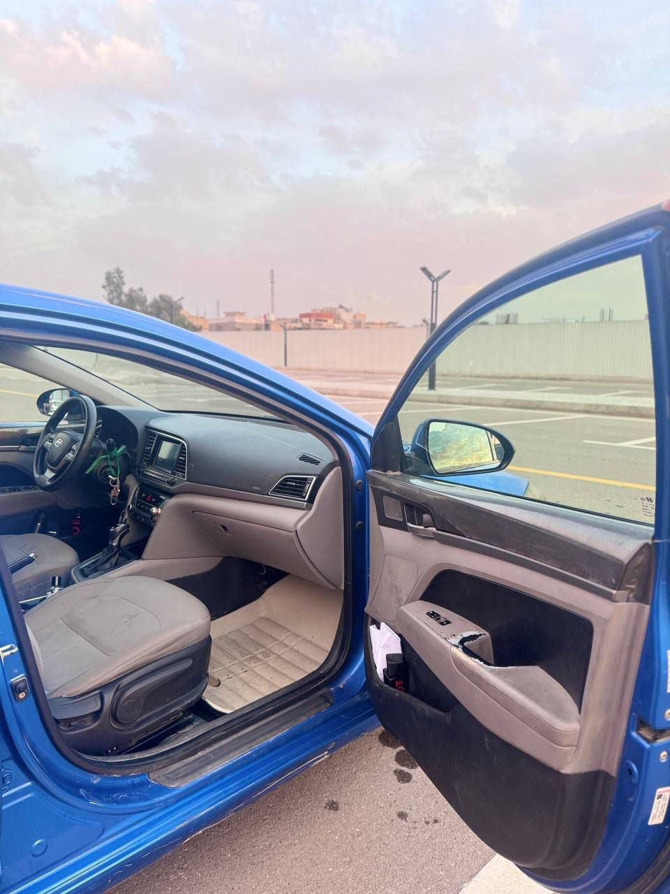 السلام عليكم اخوان
النترا موديل 2017 
وارد امريكي لونها ازرق شذري 

مواصفات الألنترا معروفة  شاشة وباقي التفاصيل 
صور حادثها موجودة بلمنشور 
بيها فقط بنيد مبدل جمالية وبنيدها الاصلي موجود 
السيارة ليبل واحد 
صدر جديد 
تخم تاير جديد 
منظومة تبريد جديدة 
تبريد ثلج ❄️ 
محرك (2000) دوش 
السيارة مكينتها مجفتة 
كير ATM المرغوب 
وبيها طخة جاملغ خلفي 
ورصعة بالصندوق 
باقي السيارة مكفول 

للاستفسار : 
***********
