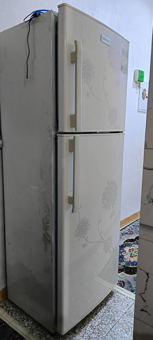 السلام عليكم ثلاجة كلش نضيفه حجمه 20 بس متفصل
***********
