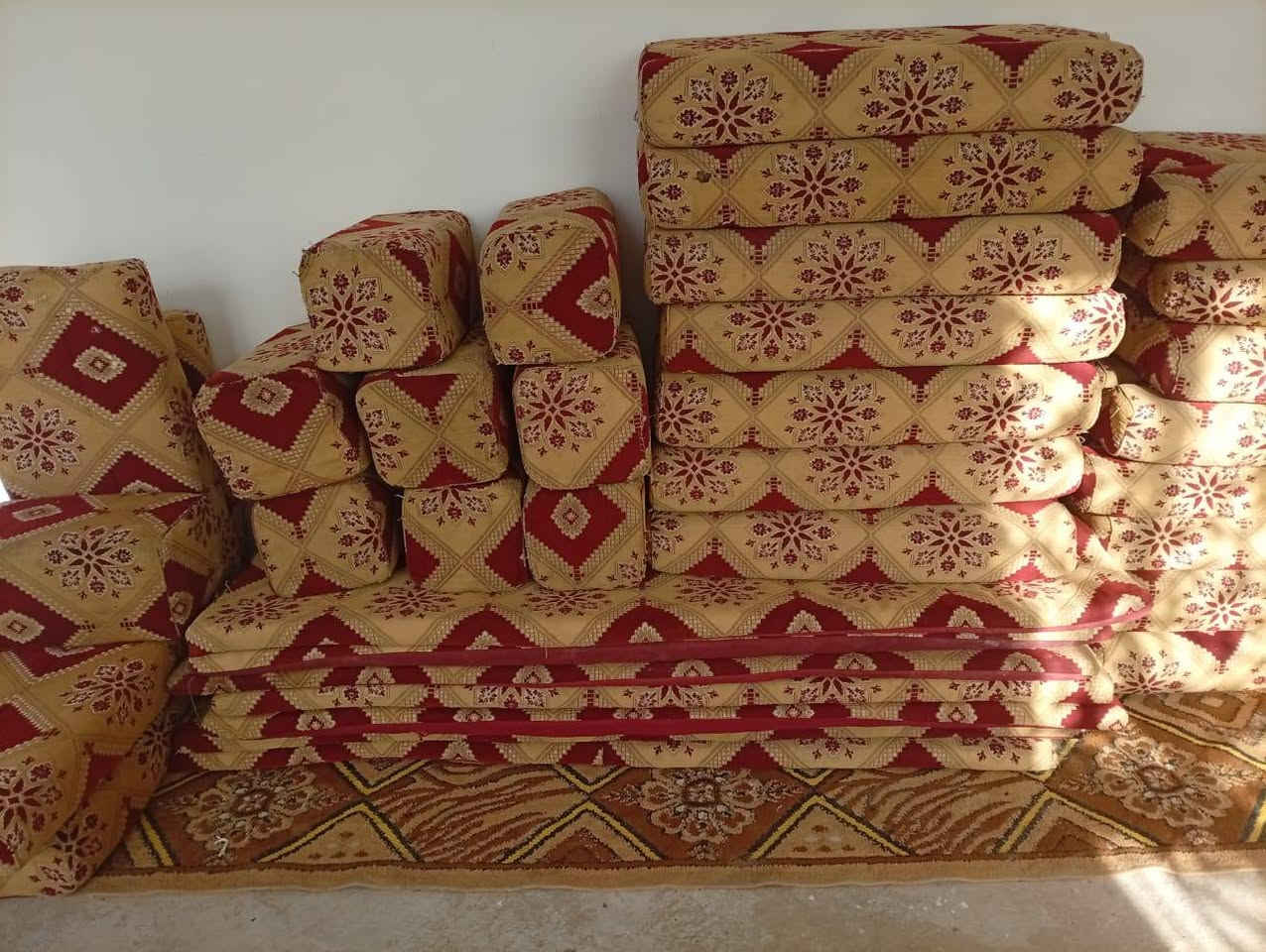 ديوان مستخدم للبيع نظافته ٧٠%100 7دواشك 9تكيات 14مساند ظهر 2زاويا بسعر مناسب مكاني
***********
